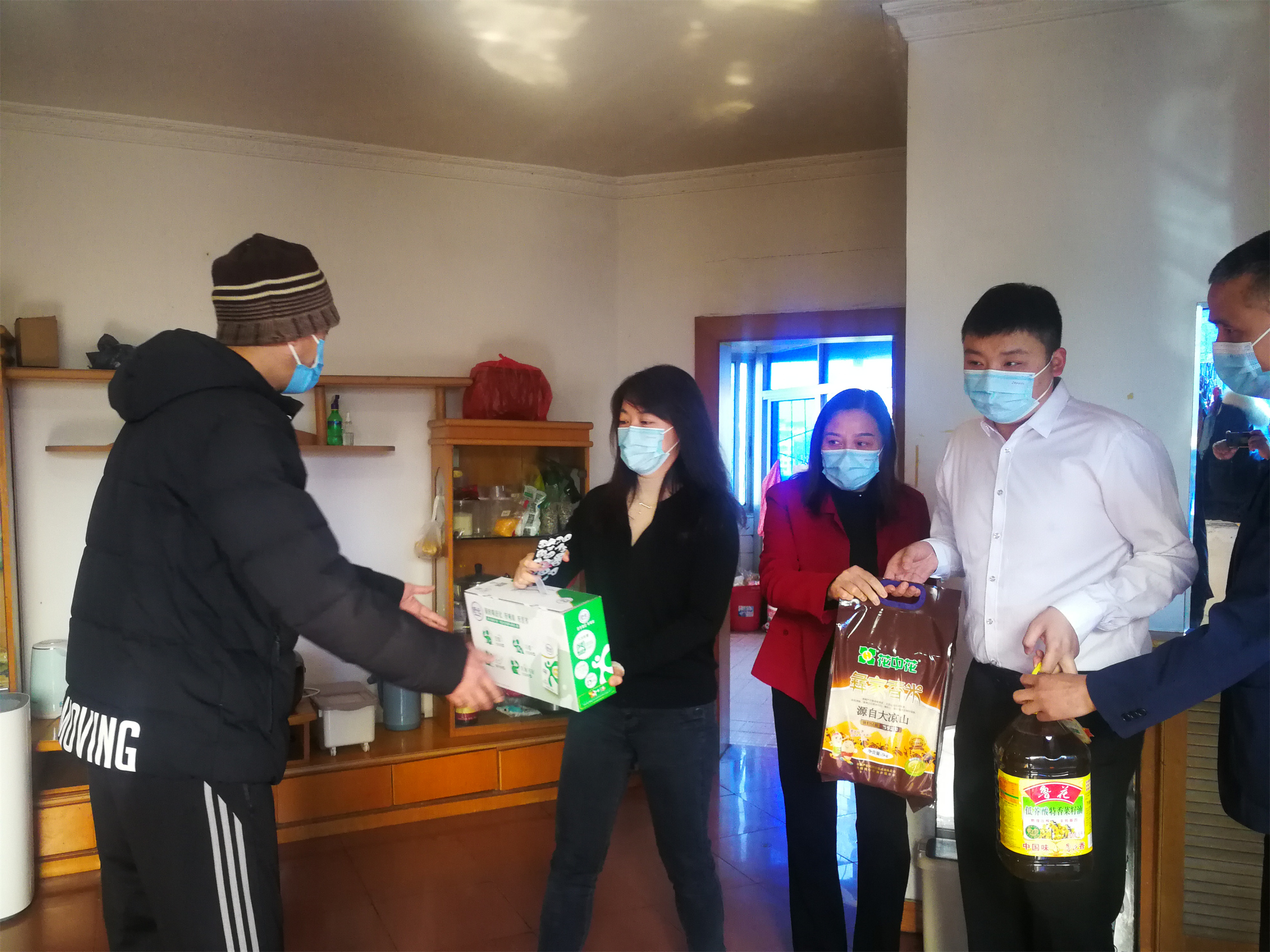 2022.3.25+ballbet分公司+公司党委委员、工会主席罗新蕾看望慰问困难职工+孙东华 (2)