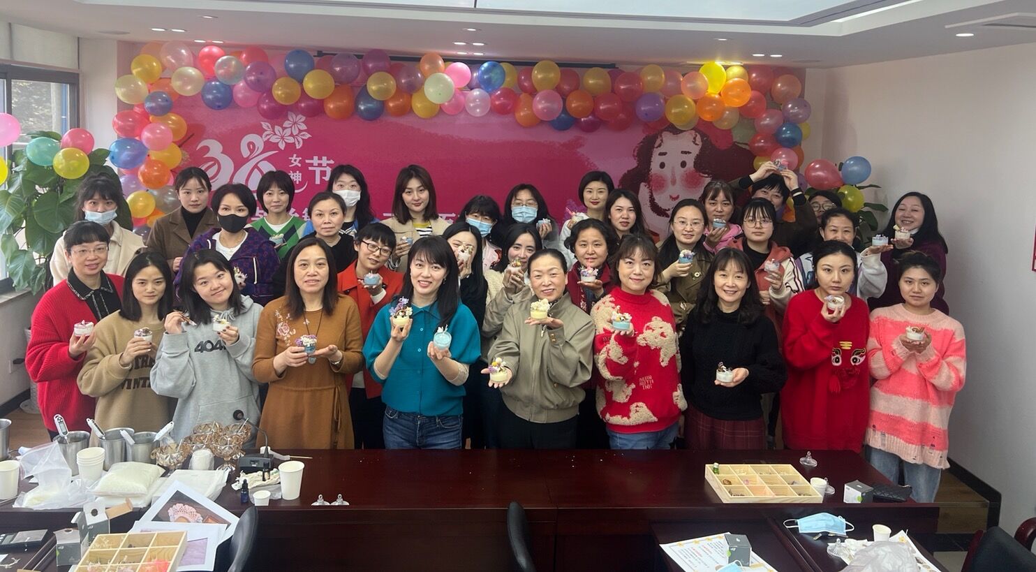 2022.3.8+ballbet分公司本部开展三八妇女节“香薰蜡烛”DIY巧手活动